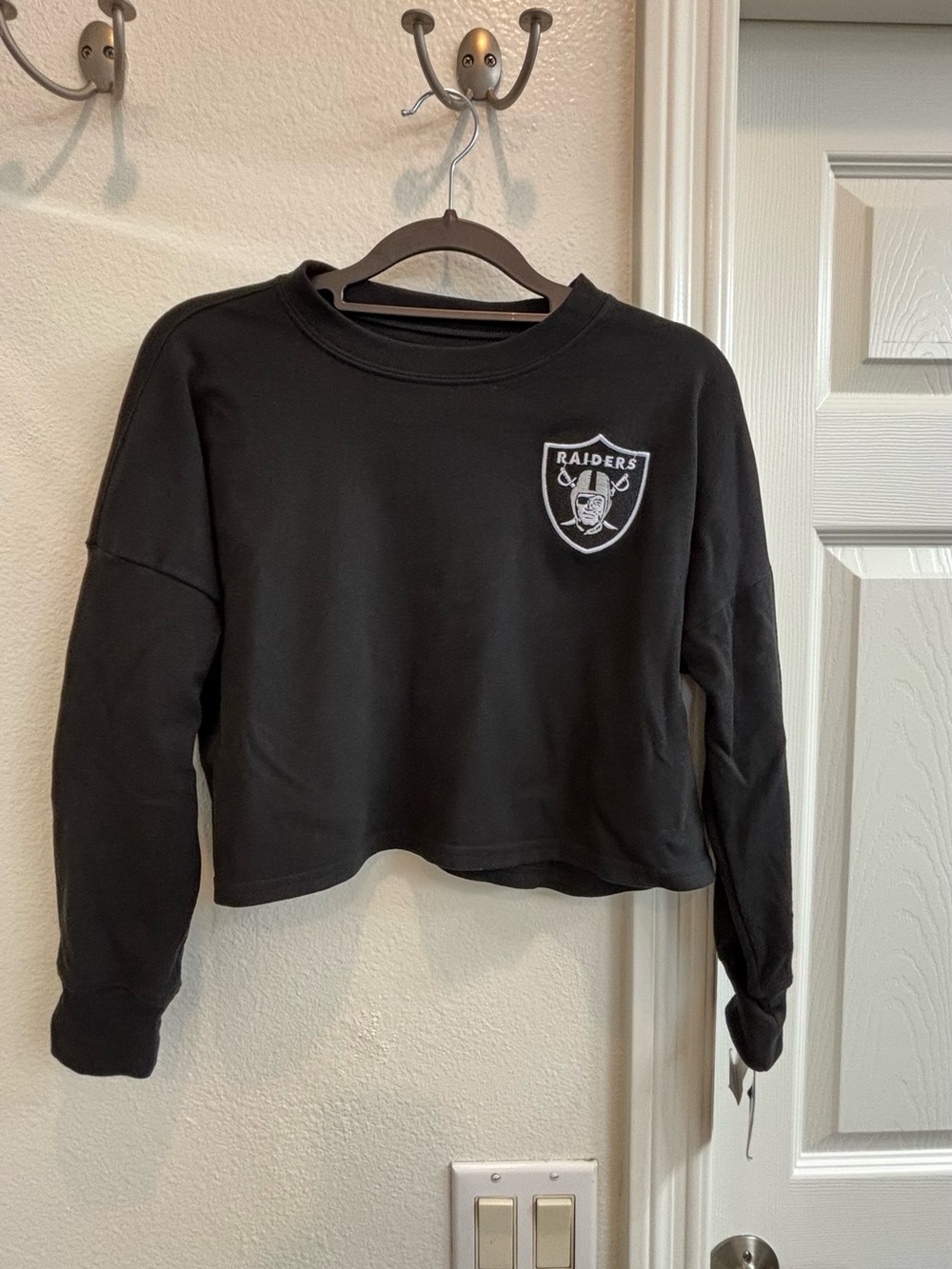 BNWT NFL Raiders Black Cropped Crewneck Sweatshirt